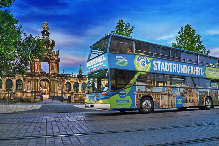 Stadtrundfahrt in der blauen Stunde